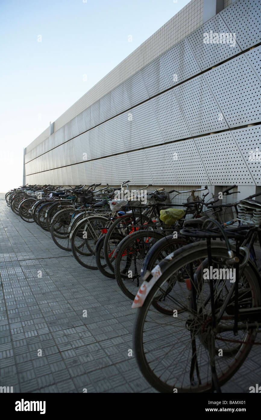 Voir des vélos dans des supports à vélo Banque D'Images