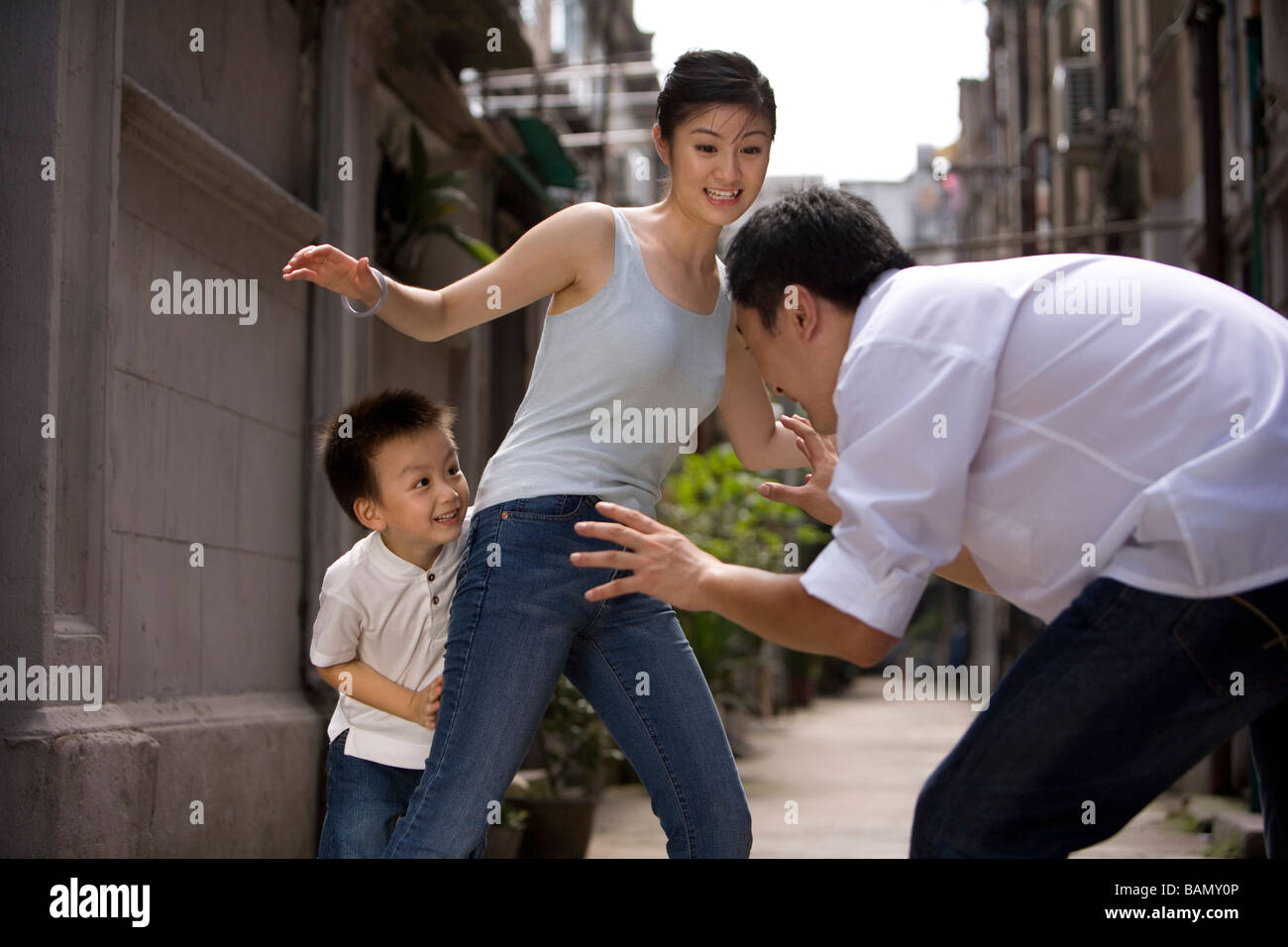 Un enfant une famille joue ensemble Banque D'Images