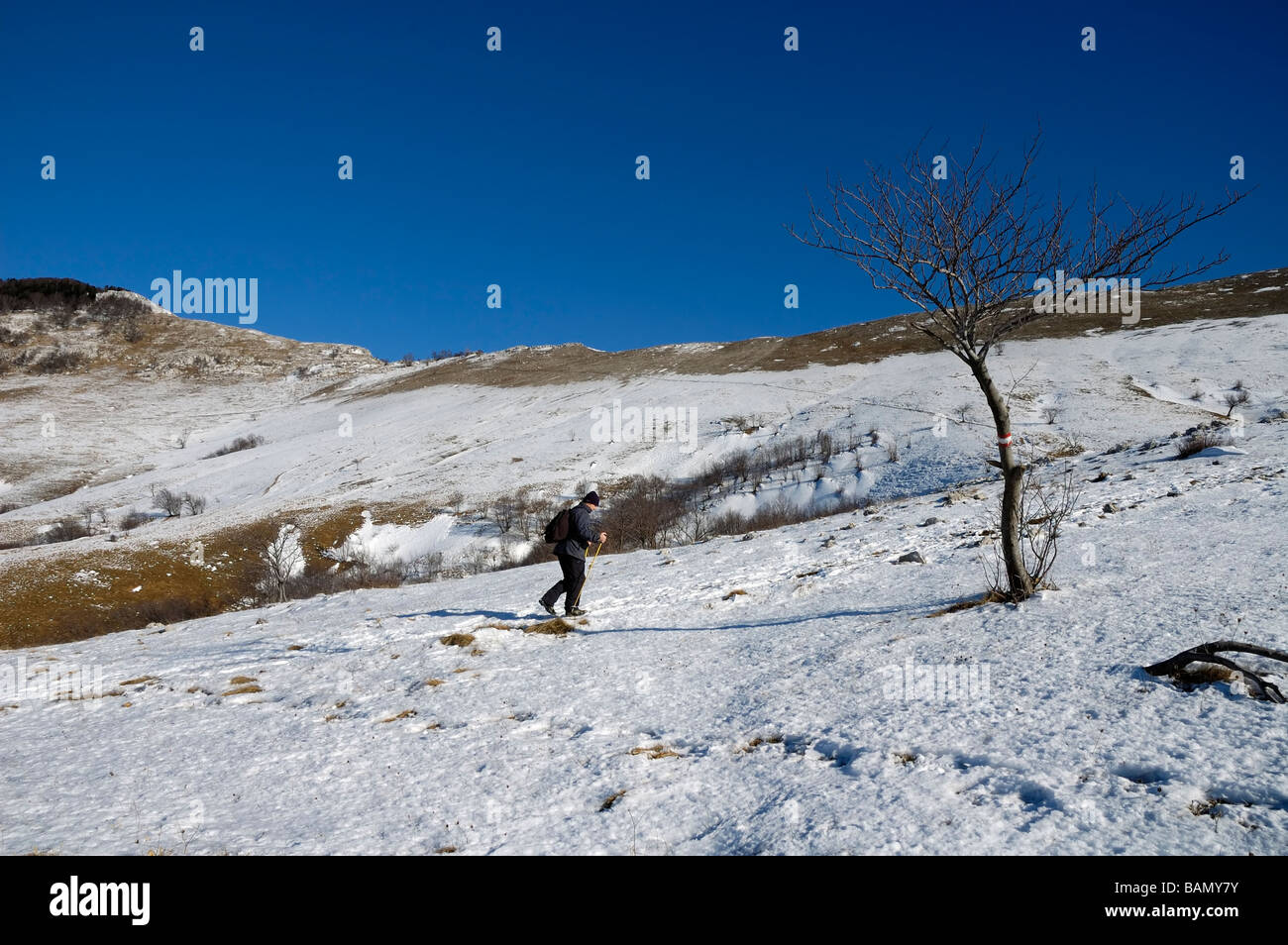 L'alpiniste en vertu de la montagne couverte de neige pendant la journée ensoleillée Banque D'Images