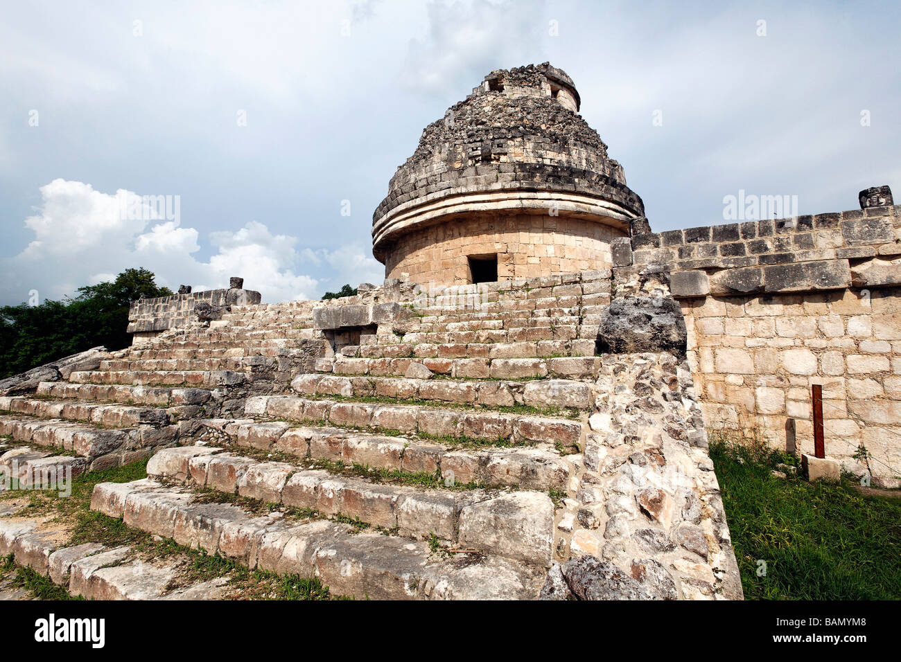 Low Angle View of El Caracol Chichen Itza Yucatan Mexique Banque D'Images