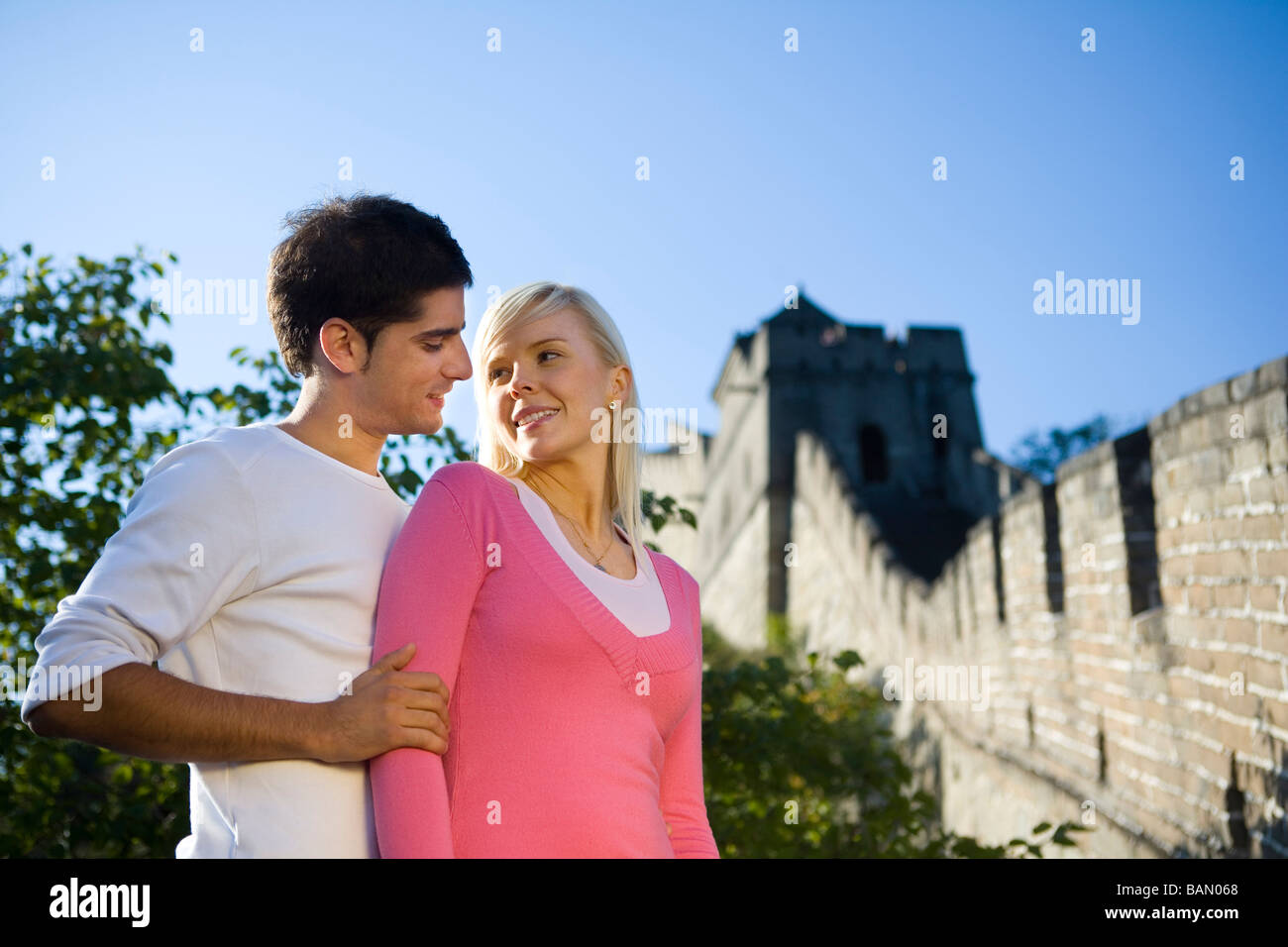 Jeune couple la Grande Muraille de Chine Banque D'Images