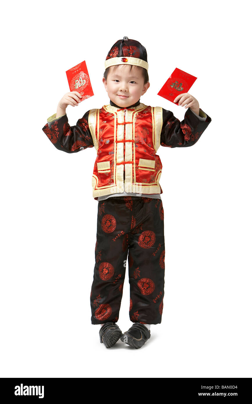 Un jeune garçon est titulaire d'une des enveloppes rouges pour le Nouvel An chinois Banque D'Images
