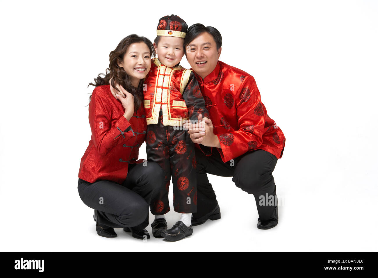 Le portrait d'une jeune famille en tenue pour le Nouvel An chinois Banque D'Images