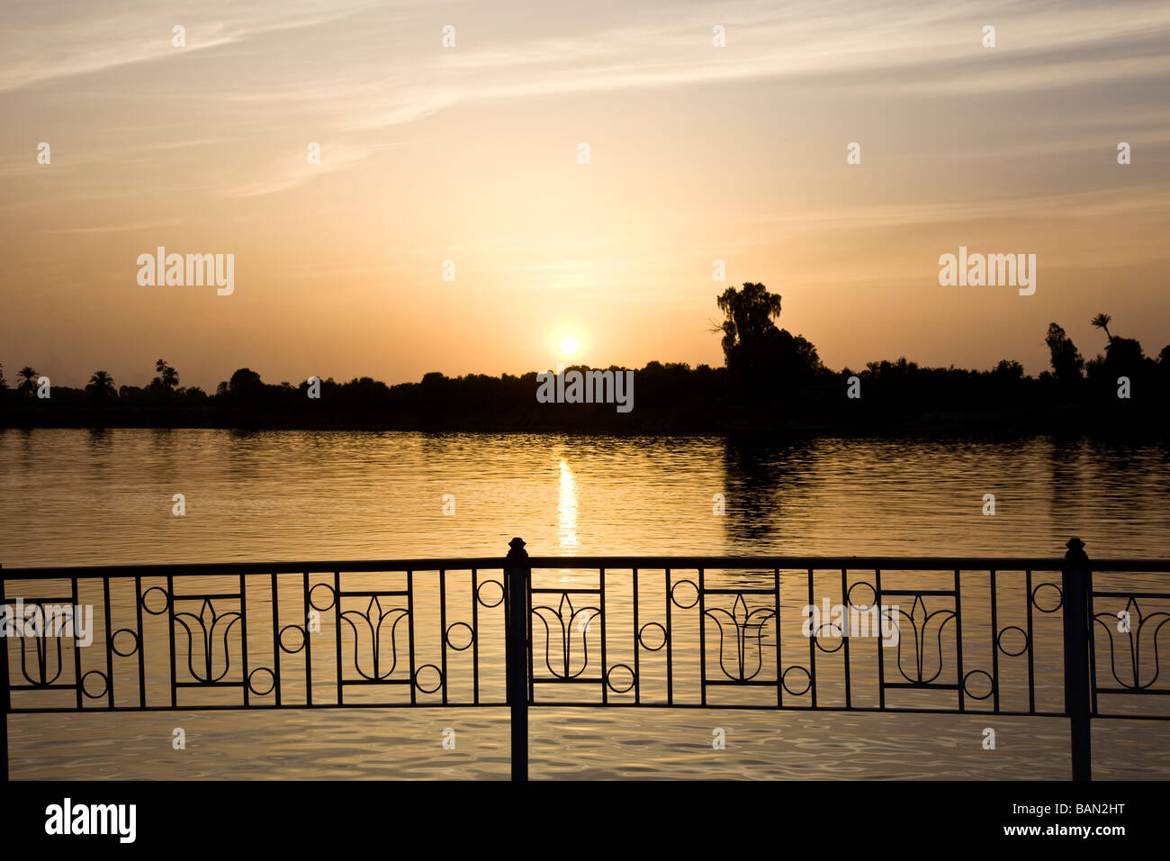 Coucher de soleil sur le Nil Louxor Egypte Afrique Banque D'Images