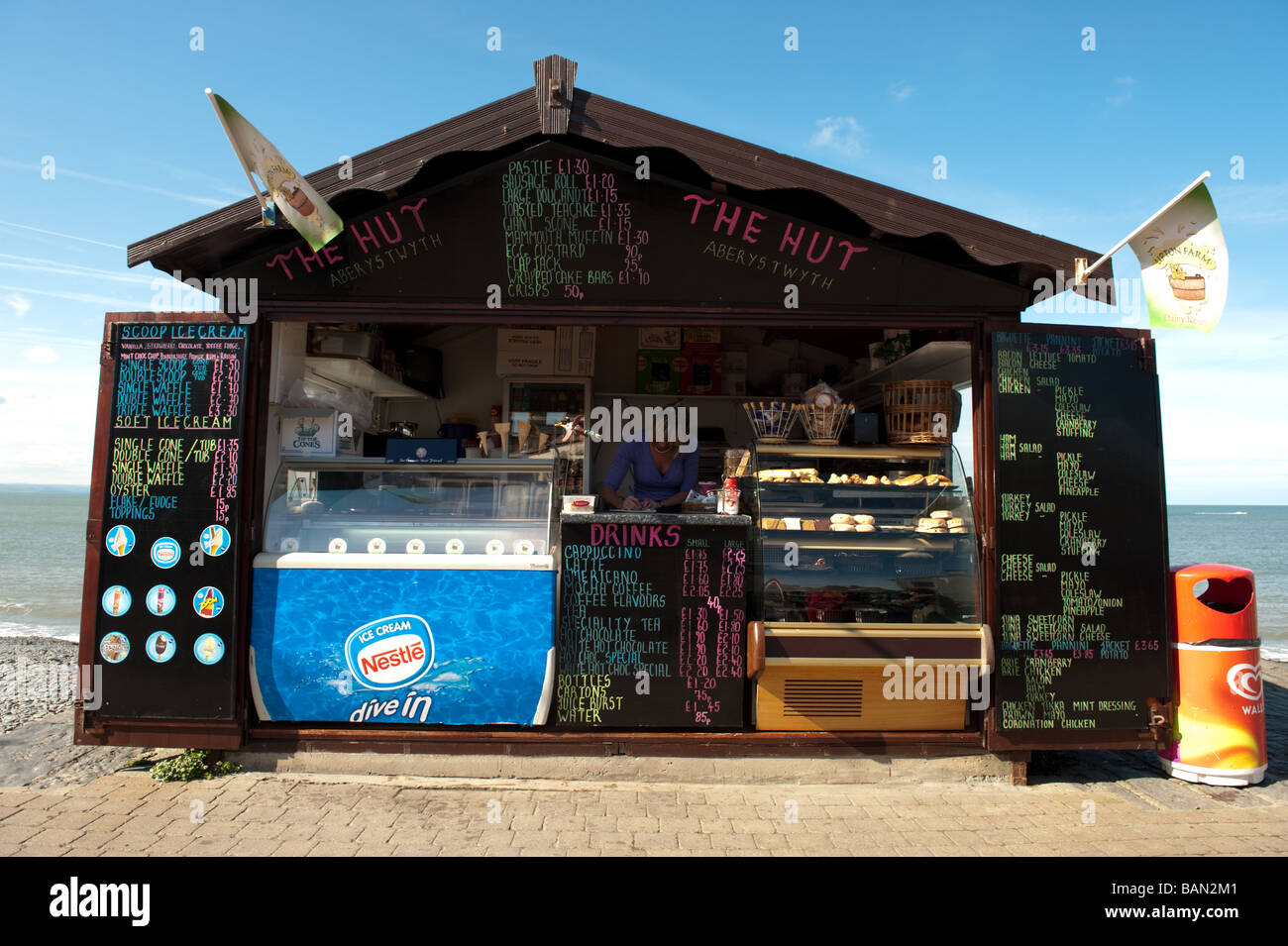 Un kiosque de crème glacée sur la promenade au bord de mer à Aberystwyth, Pays de Galles UK matin d'été Banque D'Images