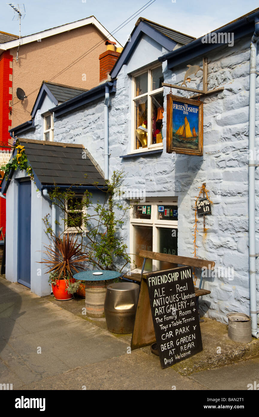 L'extérieur de la 'peinte en bleu l'Amitié Inn' Borth Ceredigion Pays de Galles UK Banque D'Images