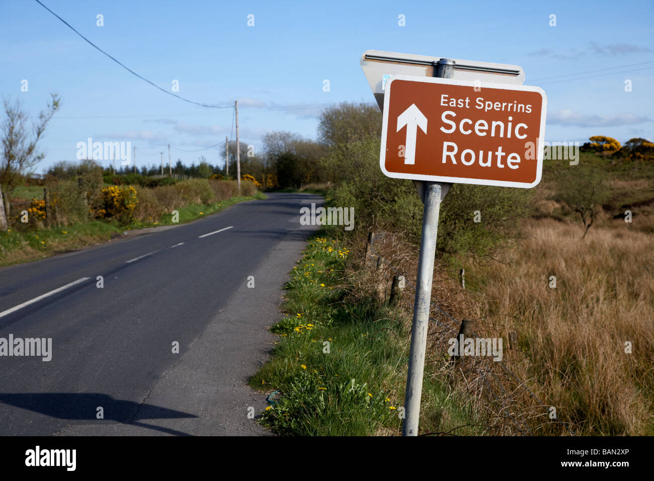 Crooked panneau indiquant l'east sperrins scenic route touristique sur une petite route de campagne dans le comté de Tyrone en Irlande du Nord uk Banque D'Images