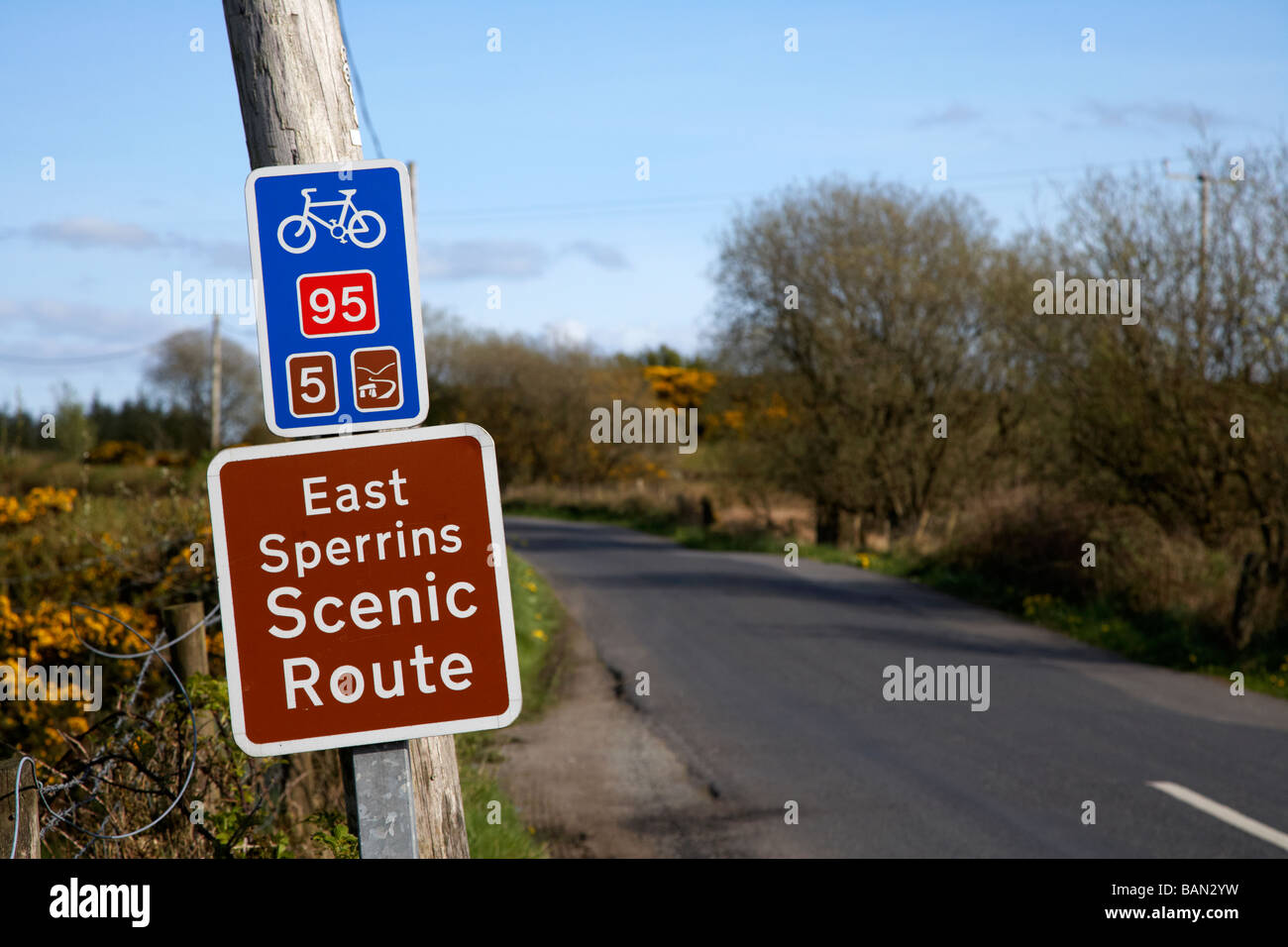 Panneau pour le Moyen-Orient sperrins scenic route touristique national cycle route 95 dans le comté de Tyrone en Irlande du Nord uk Banque D'Images