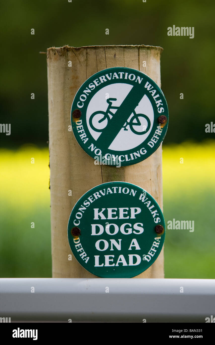 'Pas de vélo' et 'Gardez les chiens en laisse' signes dans la campagne Banque D'Images