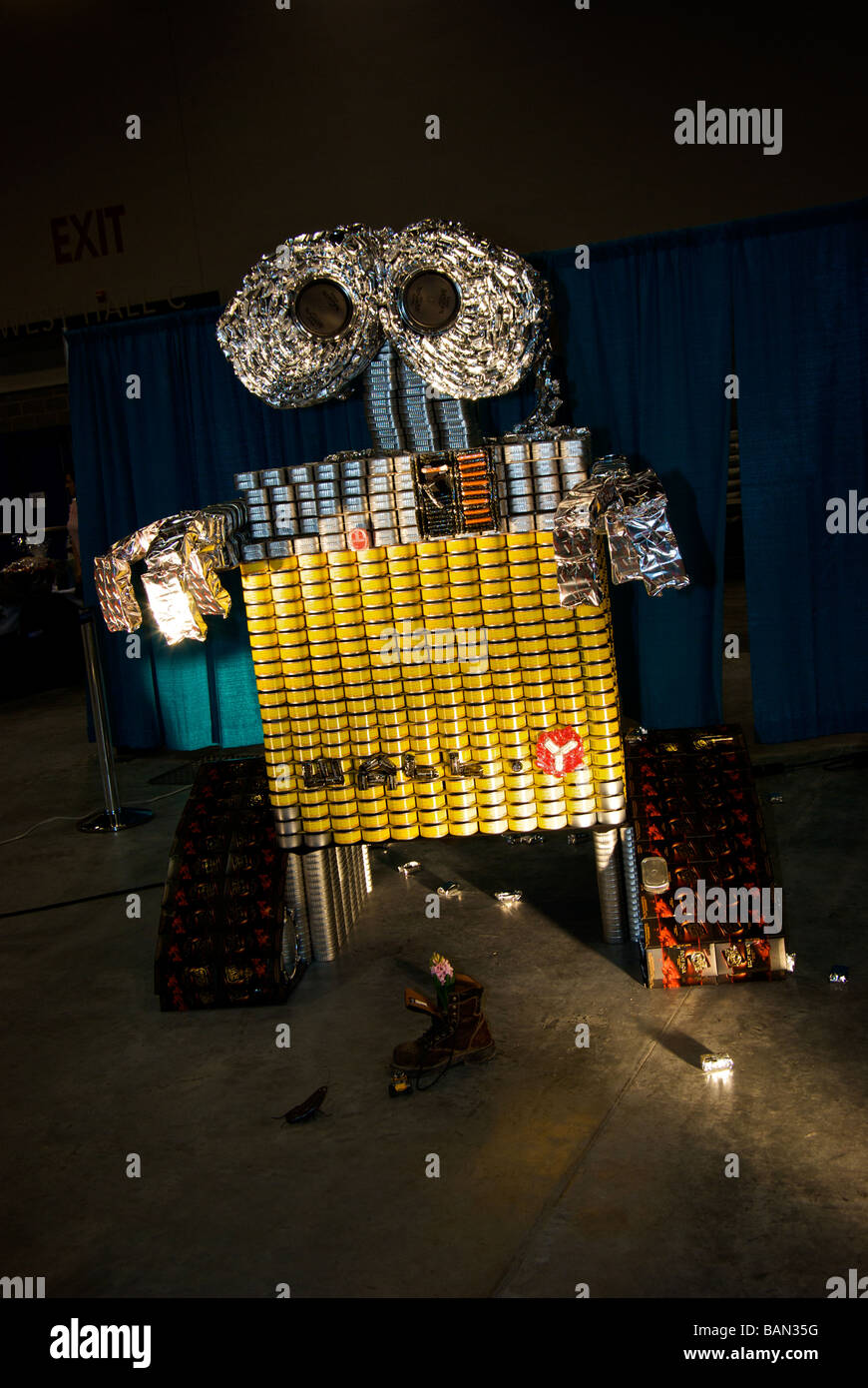 Canstruction charity event Wall sculpture y fait à partir de boîtes de conserves don qui sera remis à la banque alimentaire de Vancouver Banque D'Images