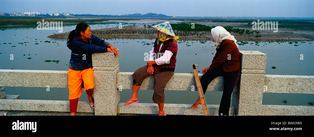 Les femmes de la pêche locale reste sur l'ancien pont de Luoyang à Quanzhou, Fujian, Chine. 13-Apr-2009 Banque D'Images