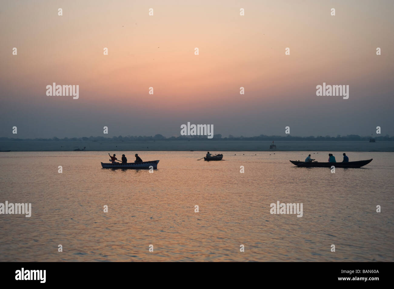 Le lever du soleil sur le Gange Varanasi Benares Uttar Pradesh Inde Banque D'Images