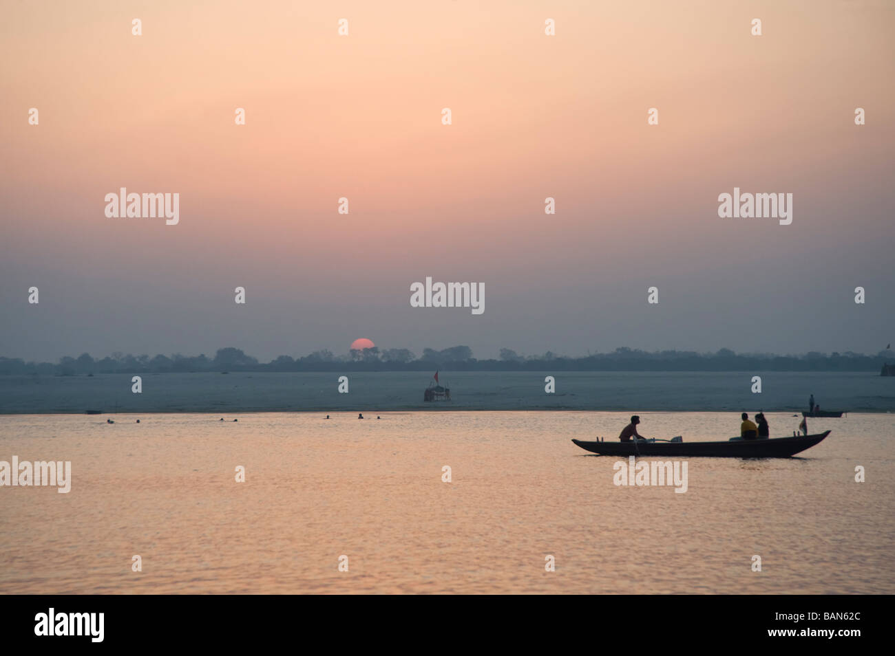 Le lever du soleil sur le Gange Varanasi Benares Uttar Pradesh Inde Banque D'Images