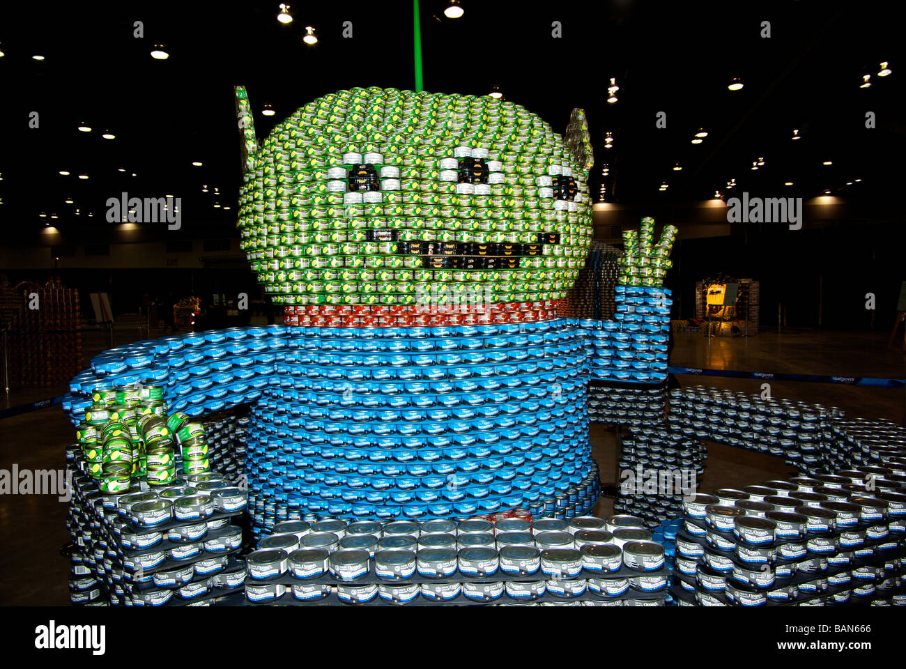 Canstruction Sensibilisation A La Faim De La Nourriture En La Charite D Art Sculpture Terrestre Supplementaire Bebe Alien Building Wall Photo Stock Alamy