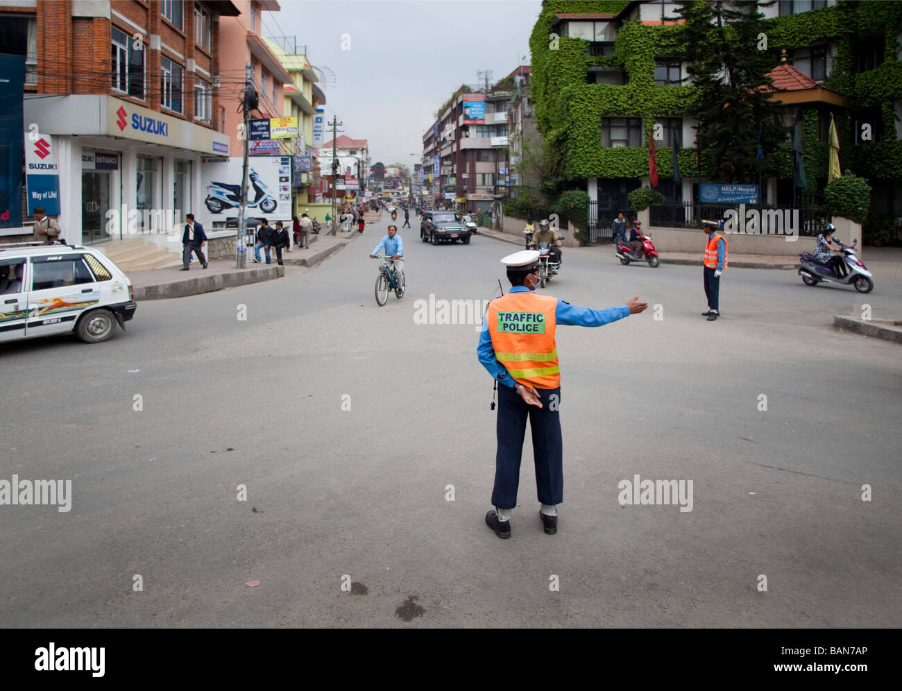 Agent de la circulation, en veste orange street à Katmandou au Népal. 90223  Nepal-Kathmandu horizontale Photo Stock - Alamy