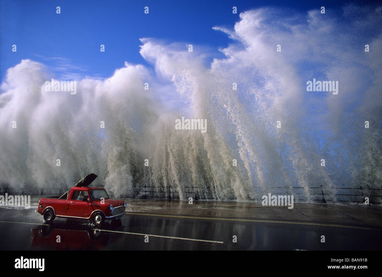 Vague géante s'écraser sur les moyens de défense de la mer et sur la voiture pendant une tempête marine drive scarborough yorkshire uk Banque D'Images