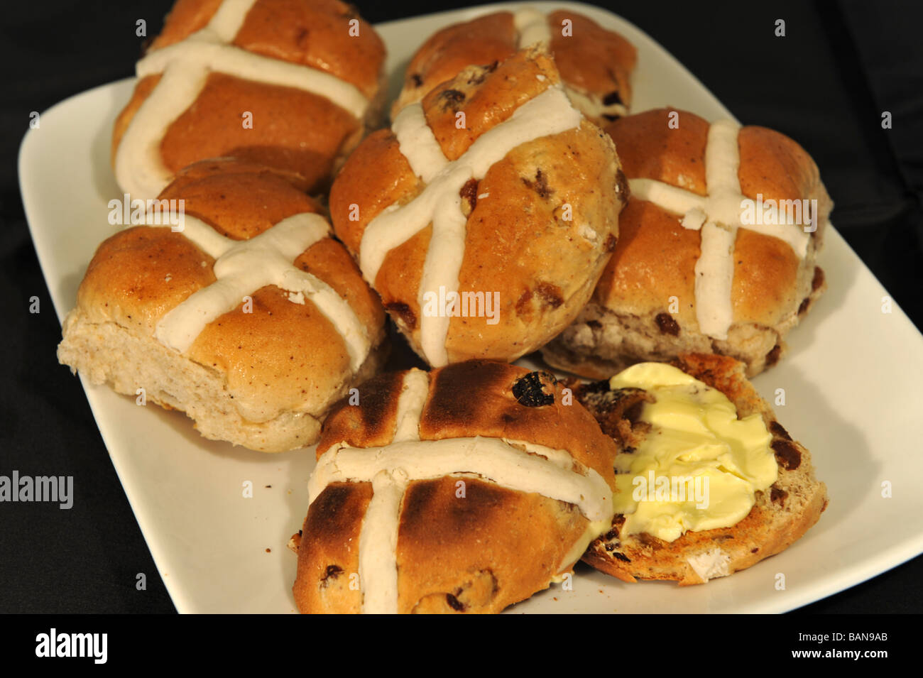 Les brioches au beurre traditionnel organisé et servi sur un plateau Banque D'Images