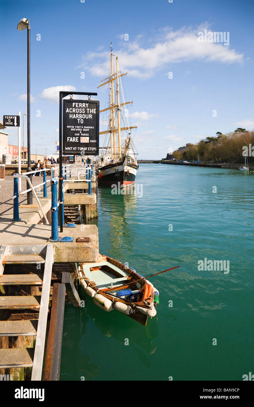 Vue le long du quai, port de Weymouth, Dorset, UK. Bateau à rames et Ferry grand navire de formation - Le Pelican of London. Banque D'Images