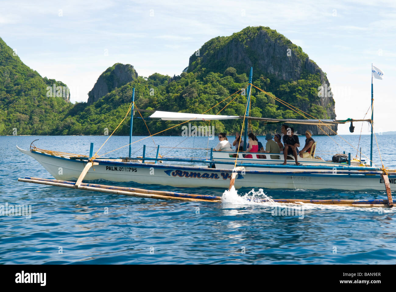 Les touristes sur un voyage d'île en île dans l'archipel de Bacuit, Palawan, Philippines Banque D'Images