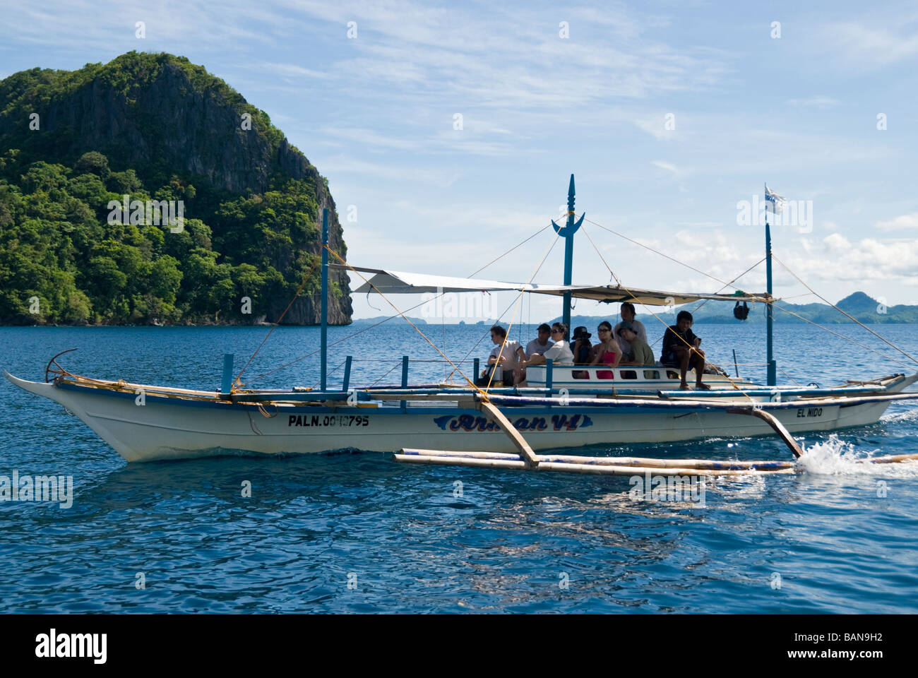 Les touristes sur un voyage d'île en île dans l'archipel de Bacuit, Palawan, Philippines Banque D'Images