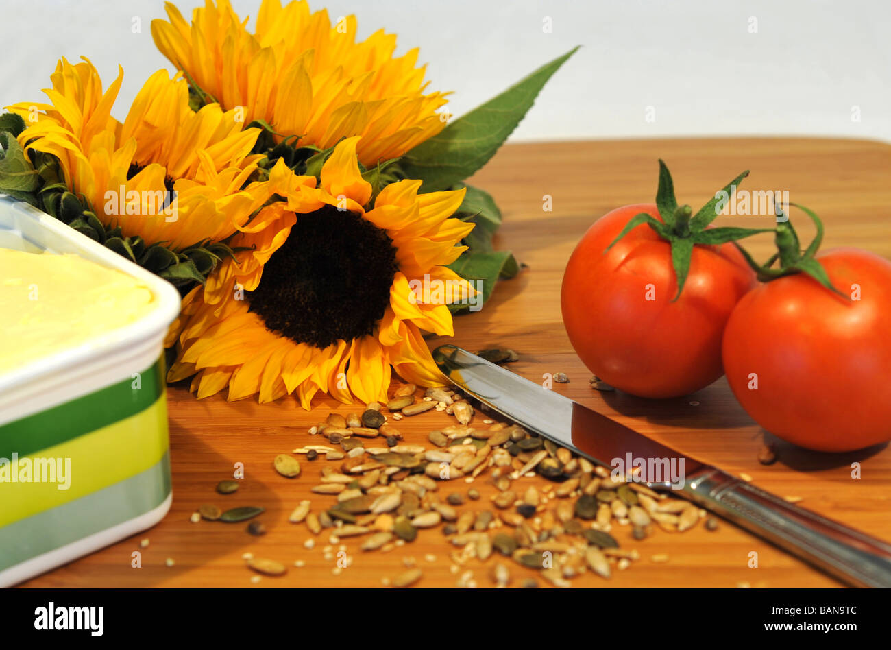 L'image de saine alimentation avec le tournesol, beurre, tomate et de propagation des graines. Banque D'Images