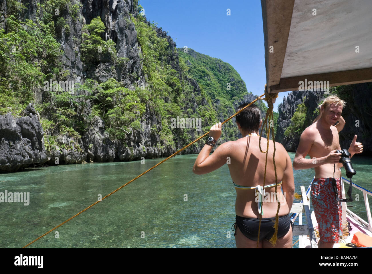 Les touristes sur une île hopping voyage à travers l'archipel Bacuit, Palawan, Philippines Banque D'Images