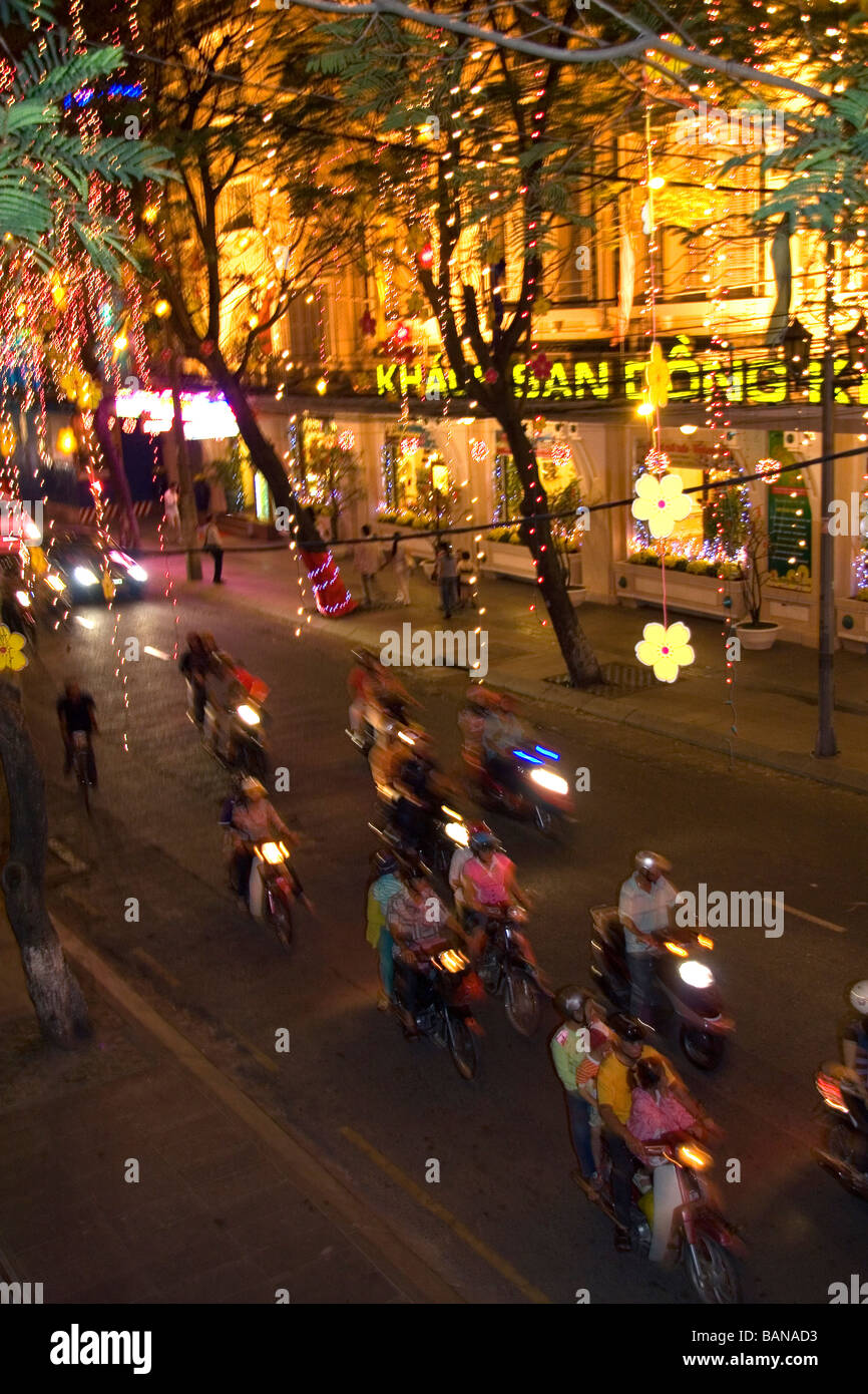 Les Vietnamiens motos ride sur Dong Khoi Street la dernière nuit de fête du Têt à Ho Chi Minh City Vietnam Banque D'Images