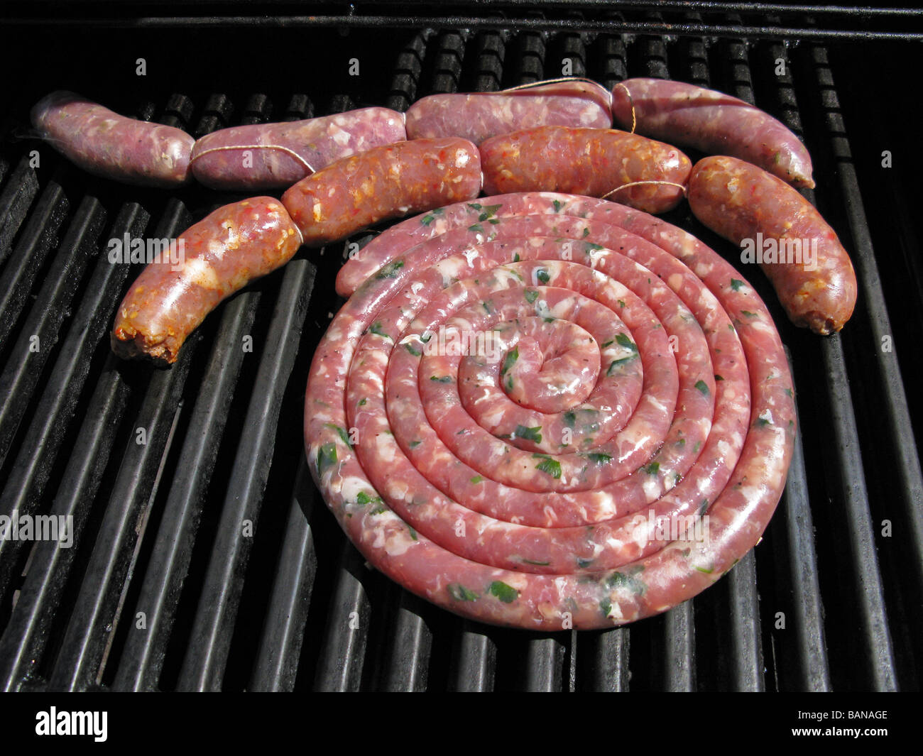 Saucisses grillées sur un barbecue Banque D'Images