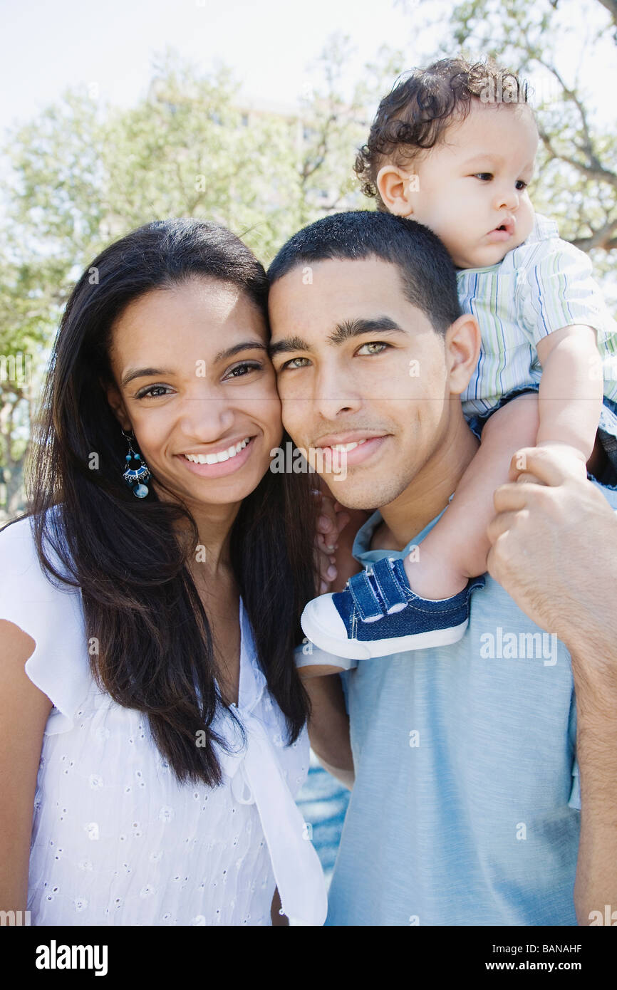 Jeune Couple Avec Bebe Sur Les Epaules Photo Stock Alamy