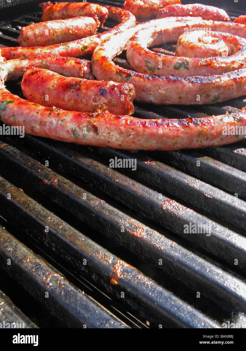 Saucisses grillées sur un barbecue Banque D'Images