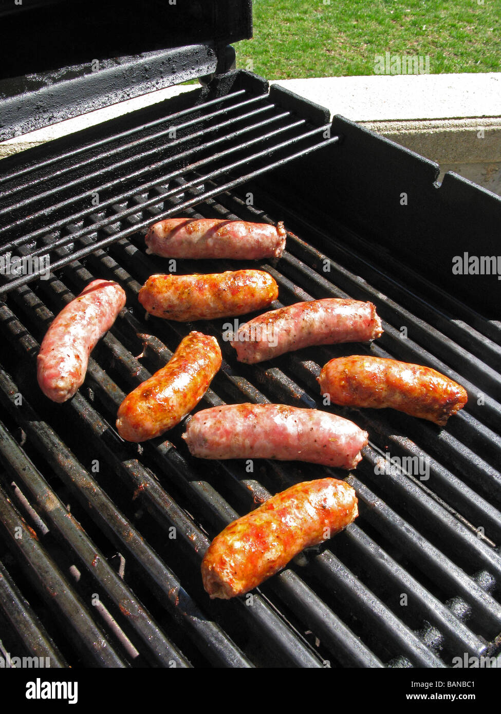 Saucisses grillées sur un barbecue Banque D'Images