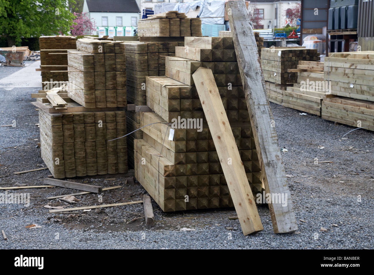 Pile de meubles de jardin en poteaux de bois d'escrime dans un triage des constructeurs de machines Banque D'Images