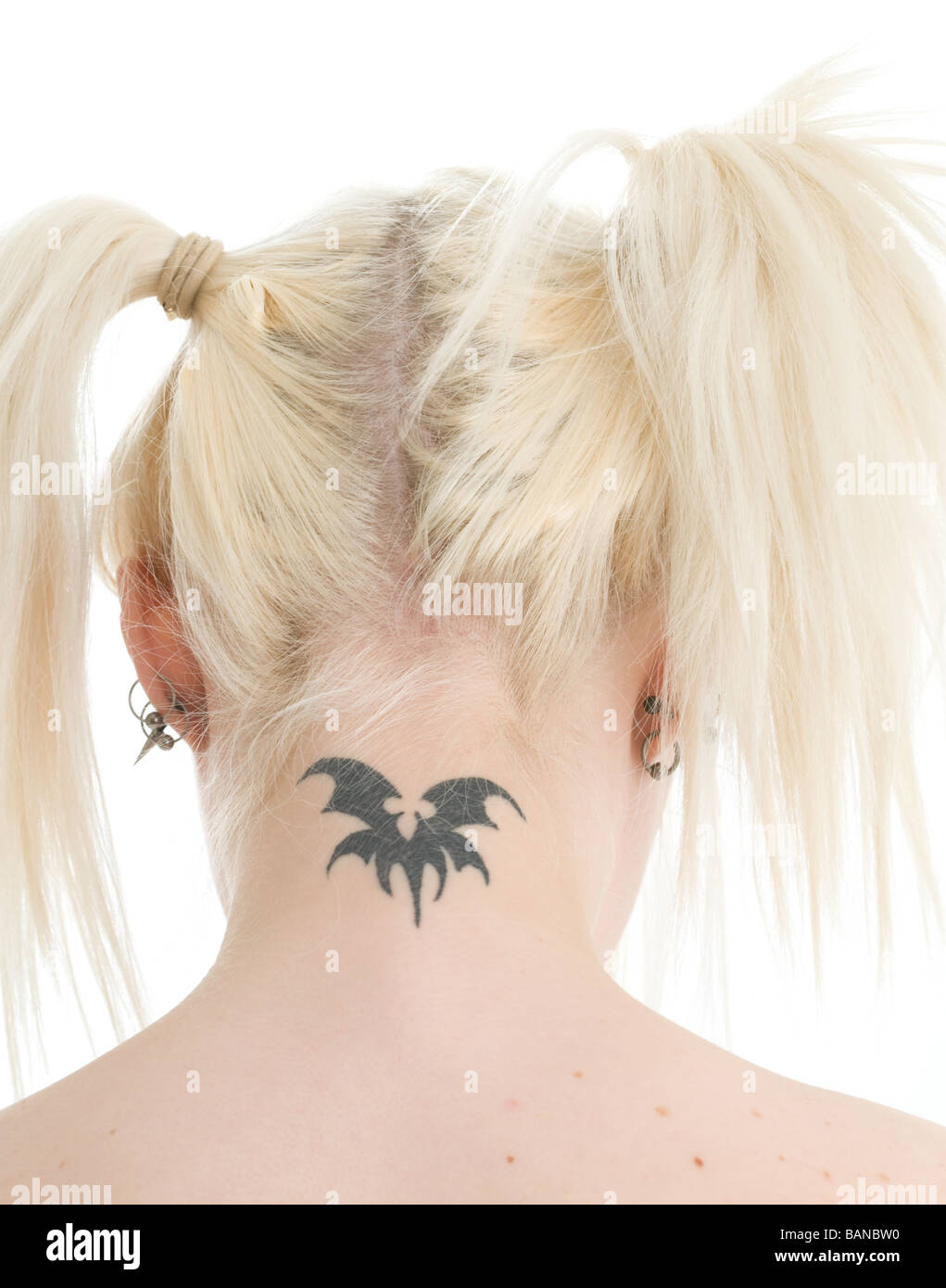 Jeune femme blonde avec tatouage cou Banque D'Images
