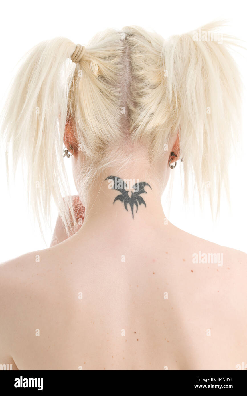Jeune femme blonde avec tatouage cou Banque D'Images