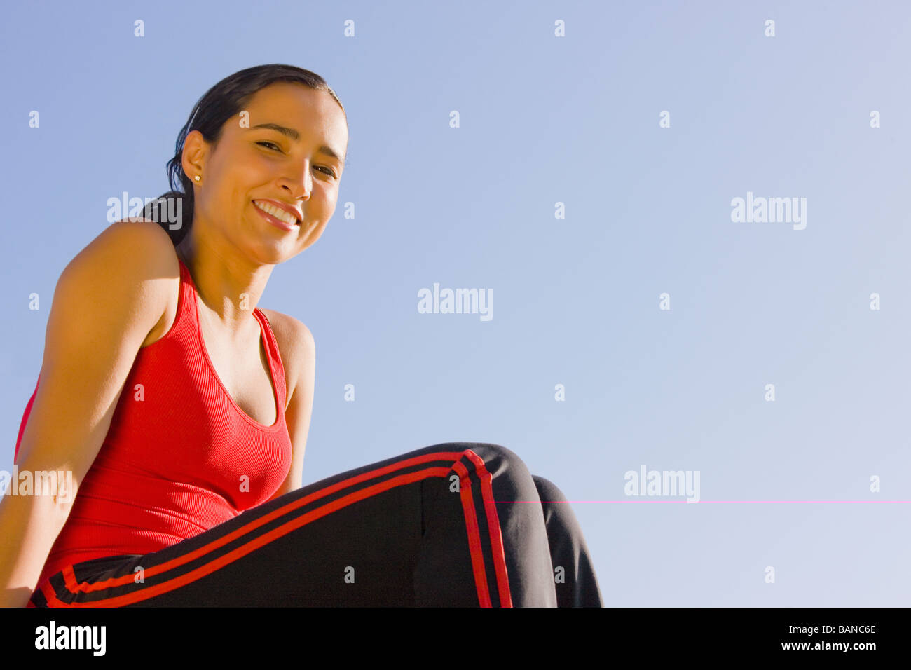 Hispanic woman in sportswear outdoors Banque D'Images