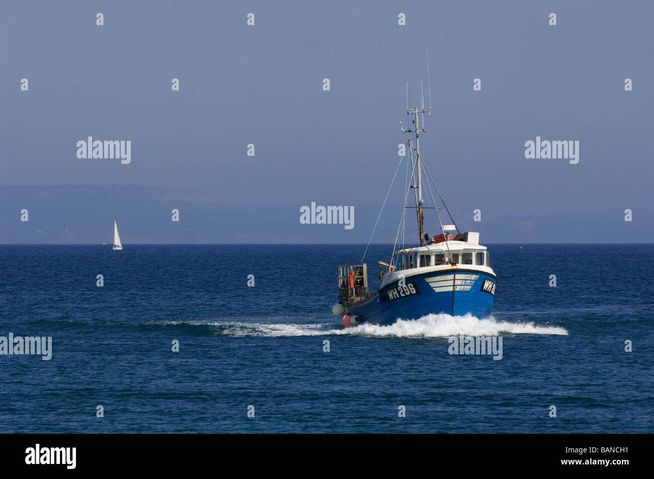 WH296 chalutier de pêche en mer au large de la côte de Weymouth, dans le Dorset, Angleterre. Banque D'Images