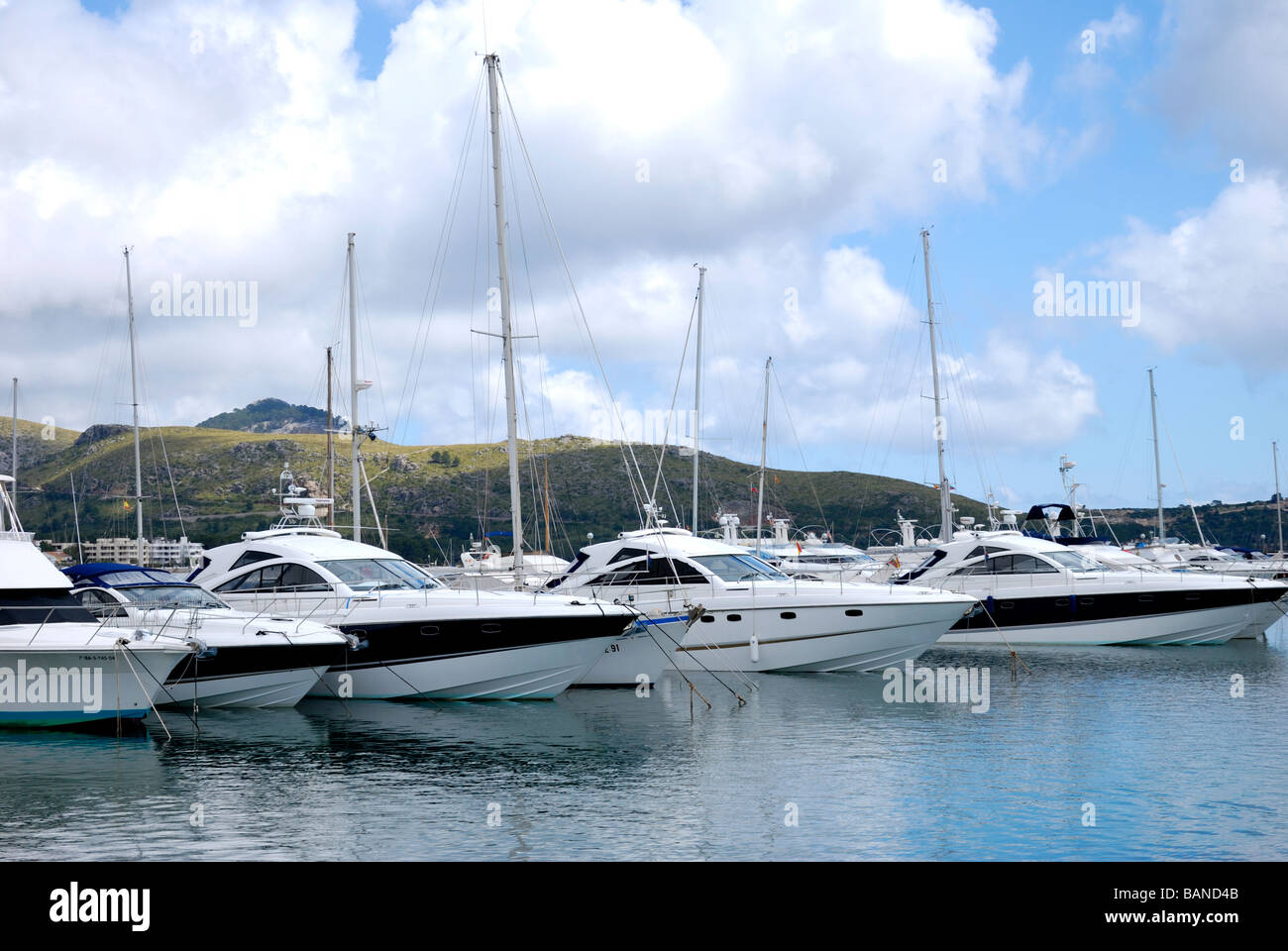 Bateau bateaux dans Port Pollensa port de plaisance avec des montagnes en arrière-plan Banque D'Images