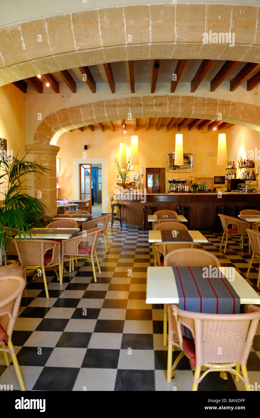 Méditerranée Cool café avec plancher à carreaux et des chaises en osier Banque D'Images