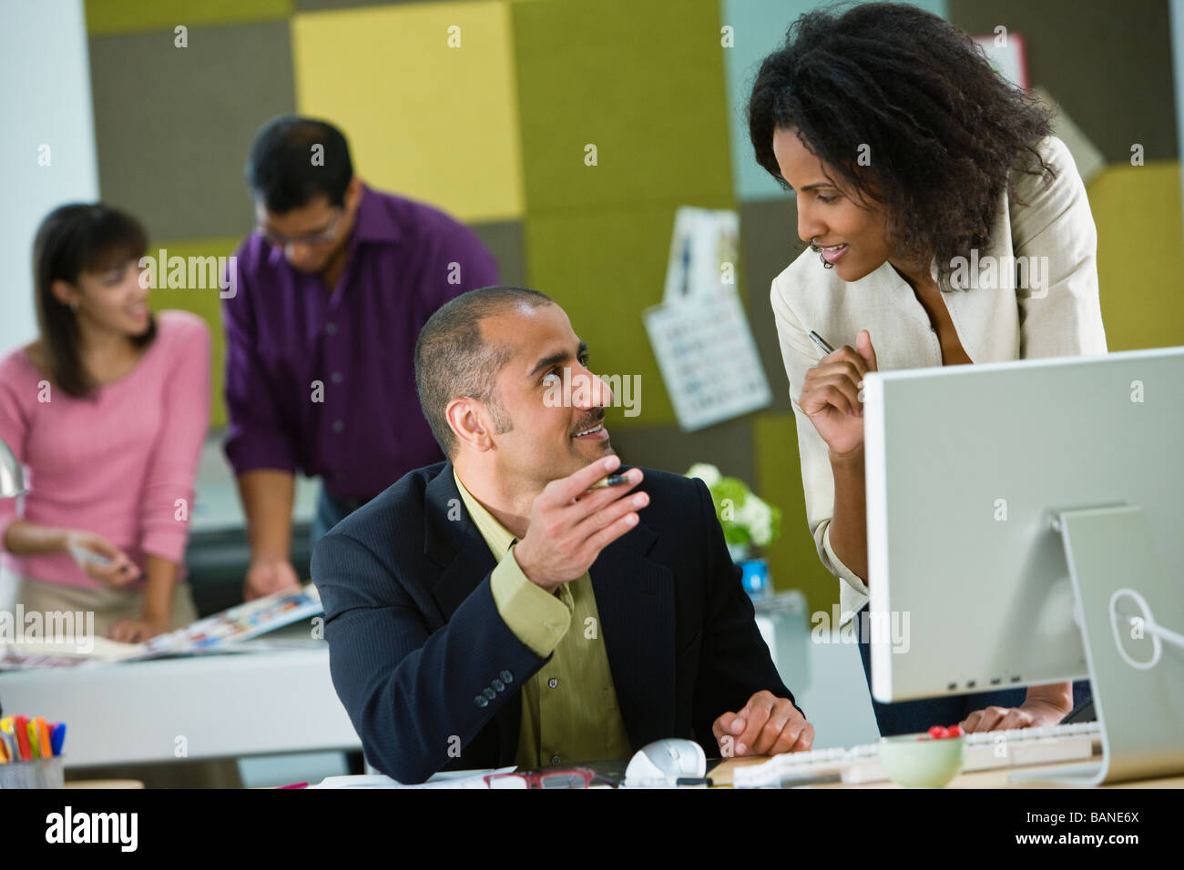 Les gens d'affaires travailler ensemble au bureau Banque D'Images