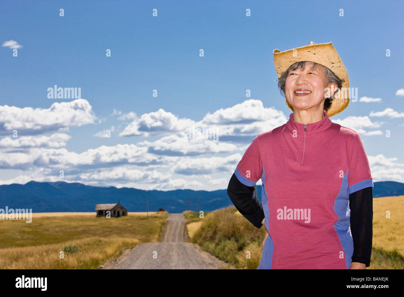 Hauts femme japonaise sur chemin de terre en pleine campagne Banque D'Images