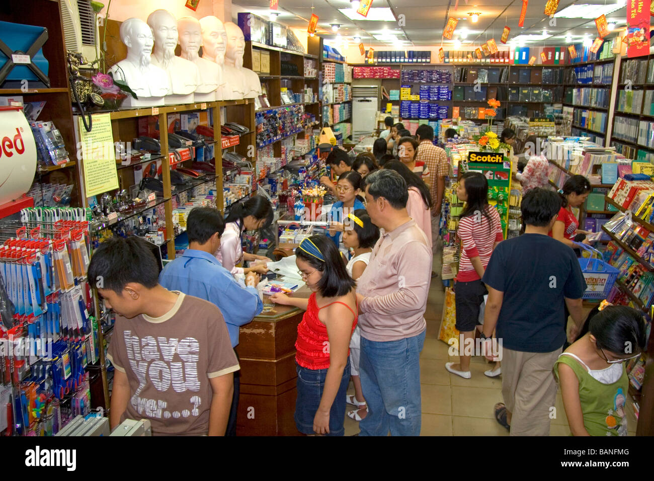 Les Vietnamiens shopping dans une librairie à Ho Chi Minh City Vietnam Banque D'Images