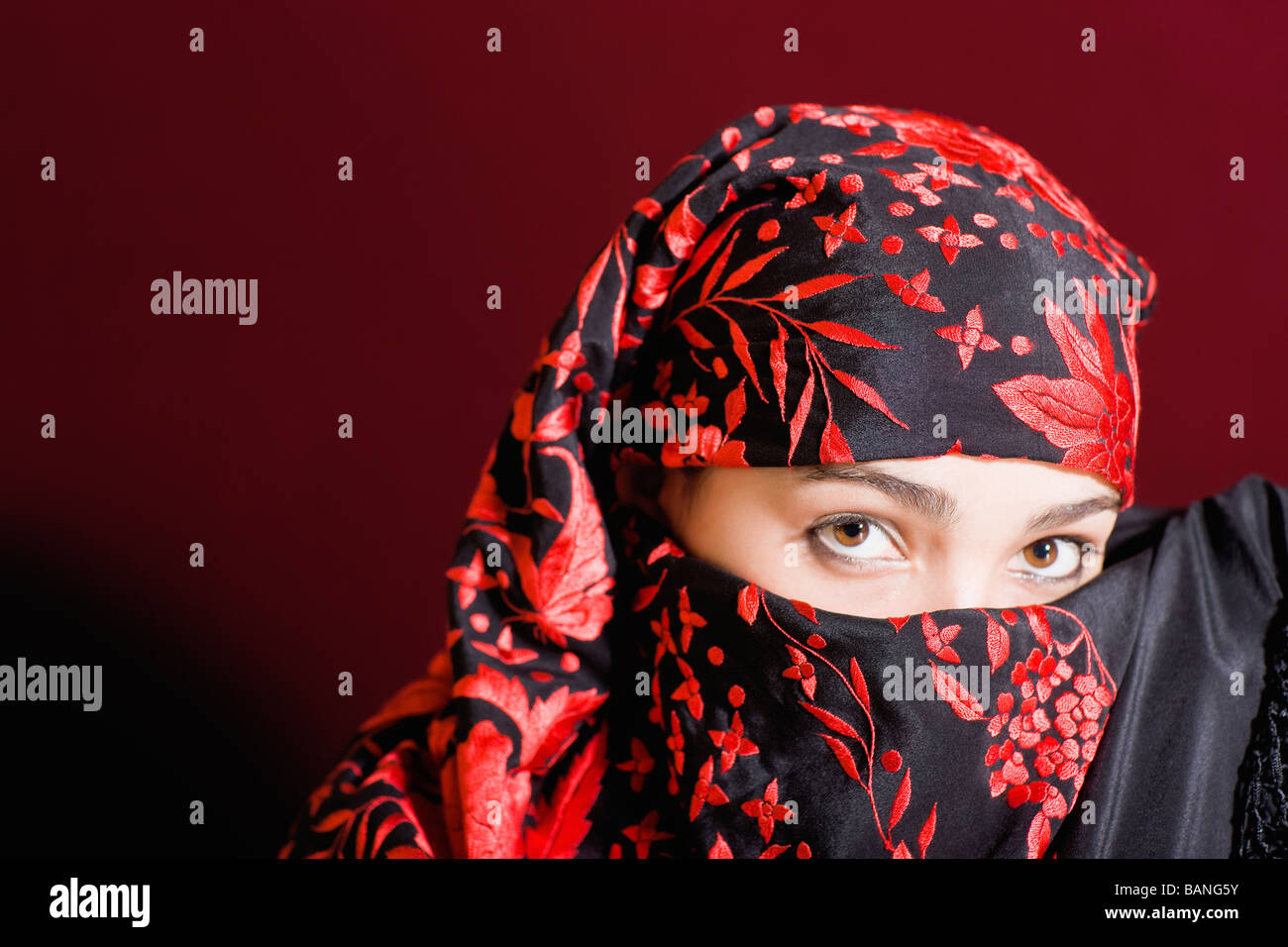 Mixed Race woman wearing headscarf Banque D'Images