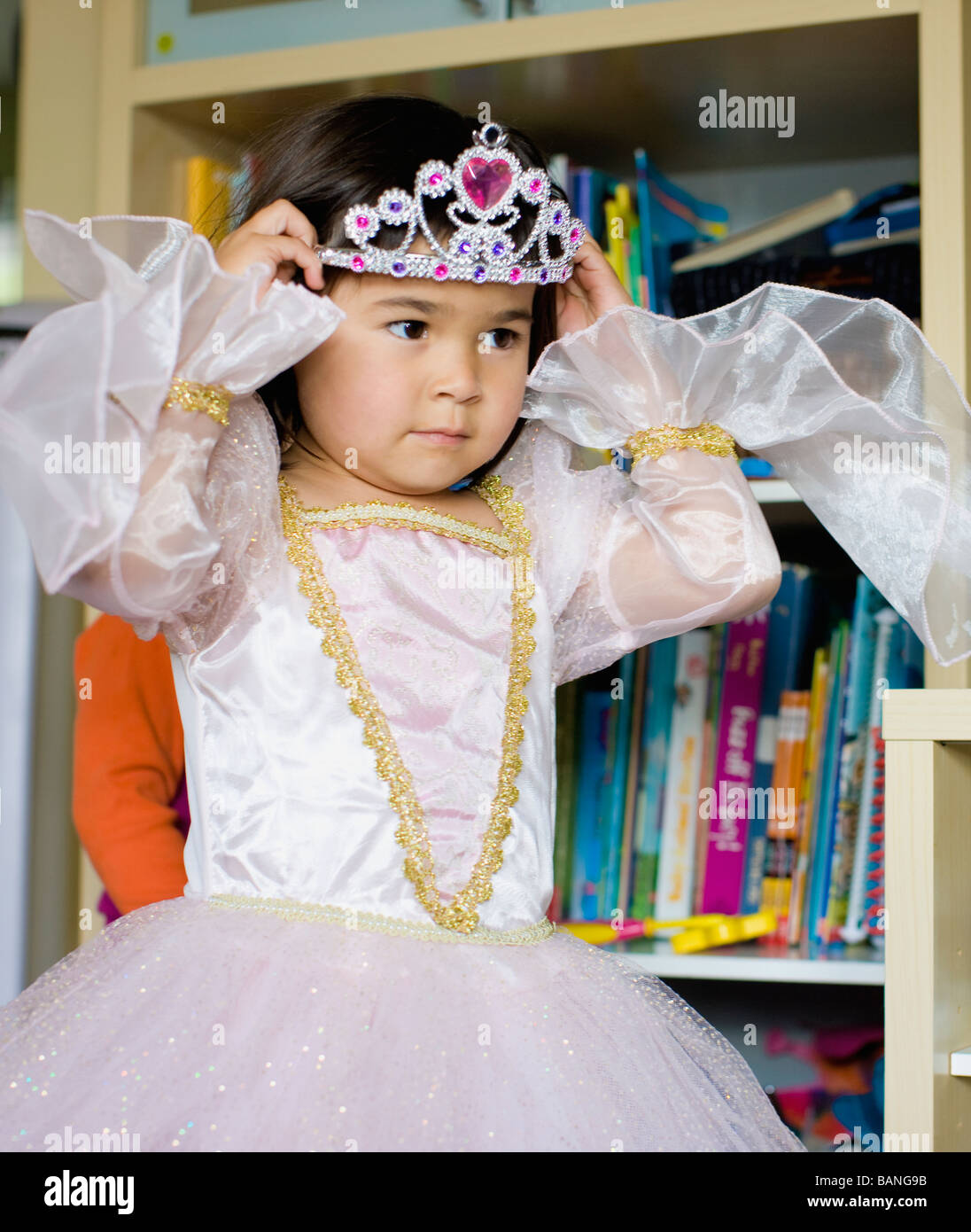 Asian girl dressing up en costume princesse Banque D'Images