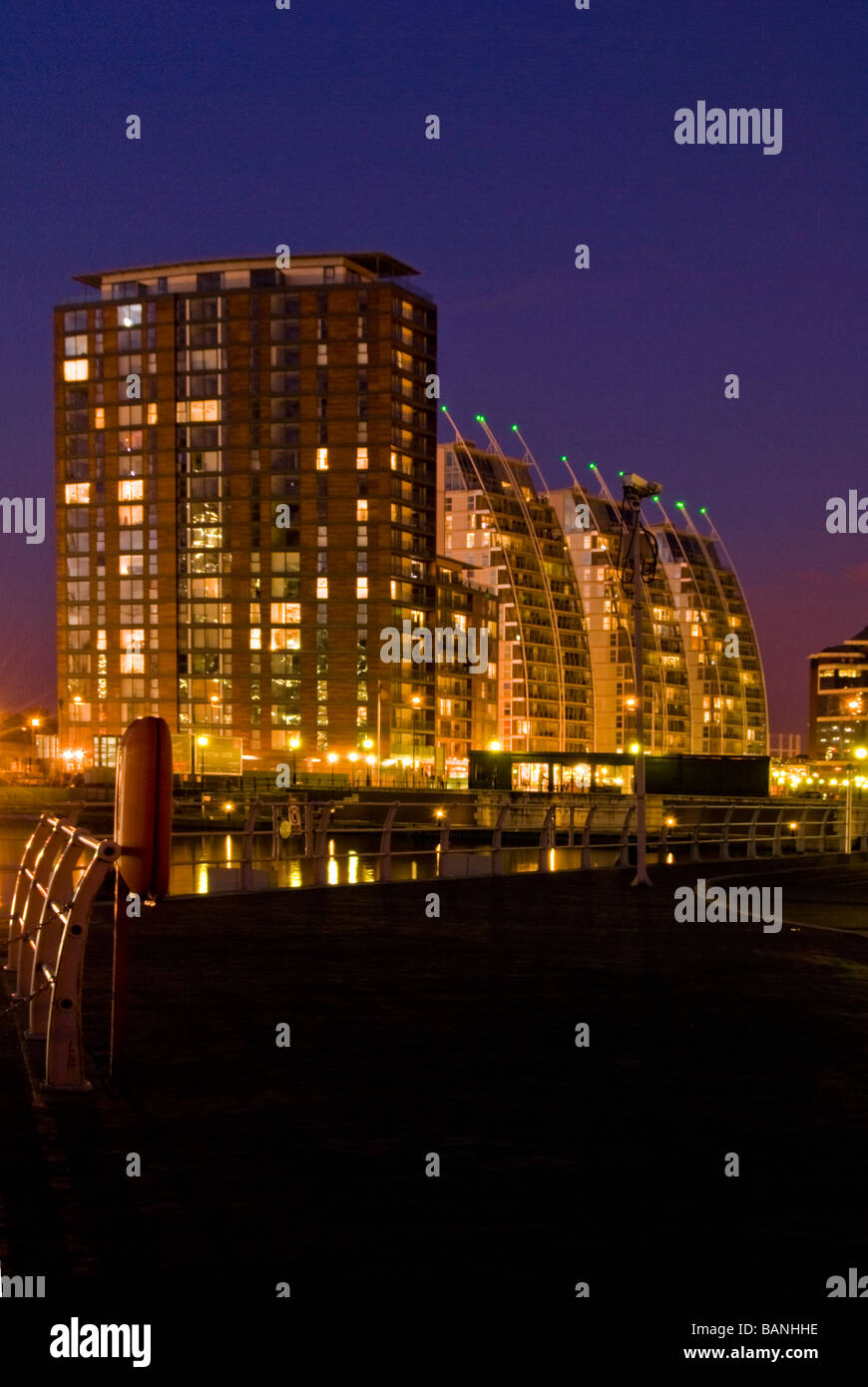 Appartements et bâtiments NV la nuit, Salford Quays, Manchester, Angleterre, RU Banque D'Images
