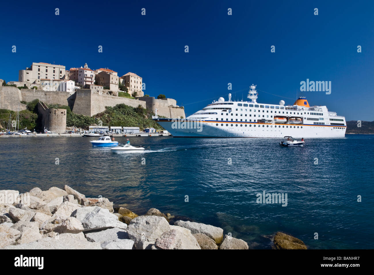 Bateau de croisière et les bateaux entrant dans le port de Calvi Corse France Banque D'Images