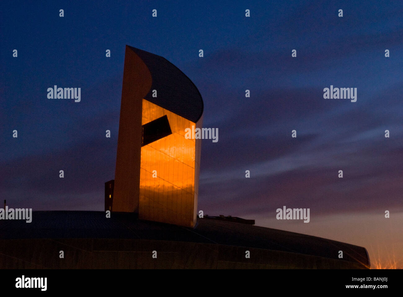 L'Imperial War Museum tower lit up at night par sunset, Salford Quays, Manchester, Angleterre, RU Banque D'Images