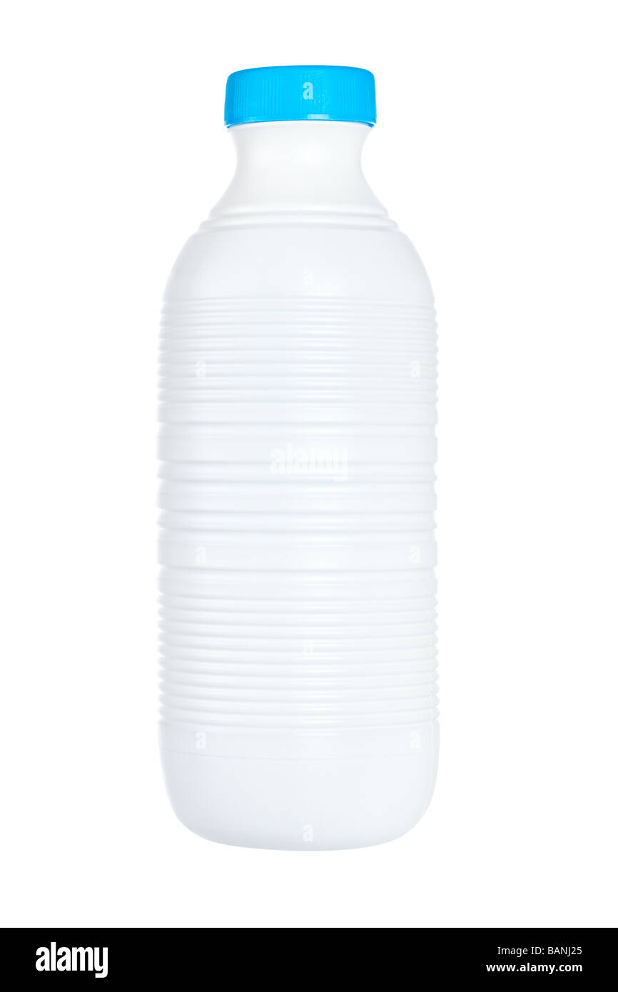 Une bouteille en plastique de lait frais isolé sur fond blanc Banque D'Images