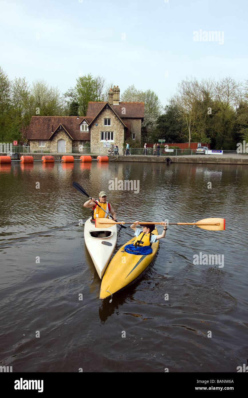 Canoë kayak canoë famille heureux d'apprentissage hors allington
