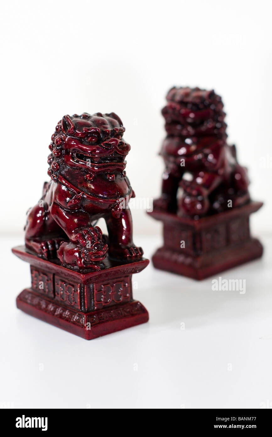 Figurines de lions chinois ; on pense que les lions ont des pouvoirs de protection mythique dans la mythologie chinoise Banque D'Images