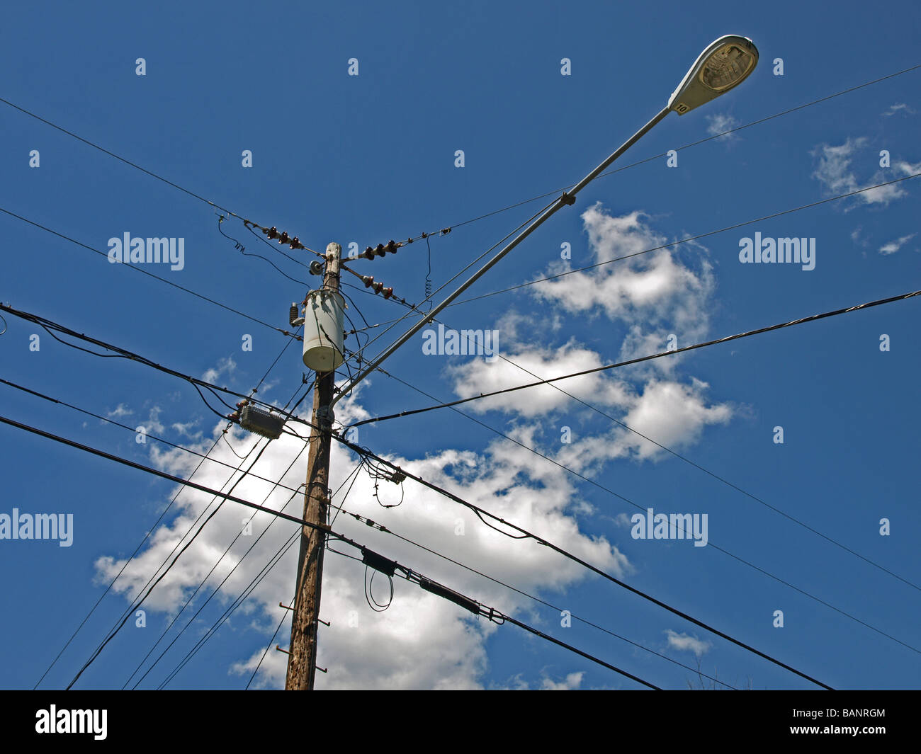 Utilitaire d'alimentation et les fils avec réverbère, nuages, ciel bleu, générateur, électriques, téléphone et câble, jusqu'à la lampe, Banque D'Images